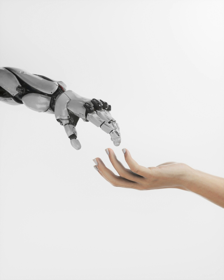 Robothand sträcker ut mot människohand för ai-lösningar och microsoft 365 copilot