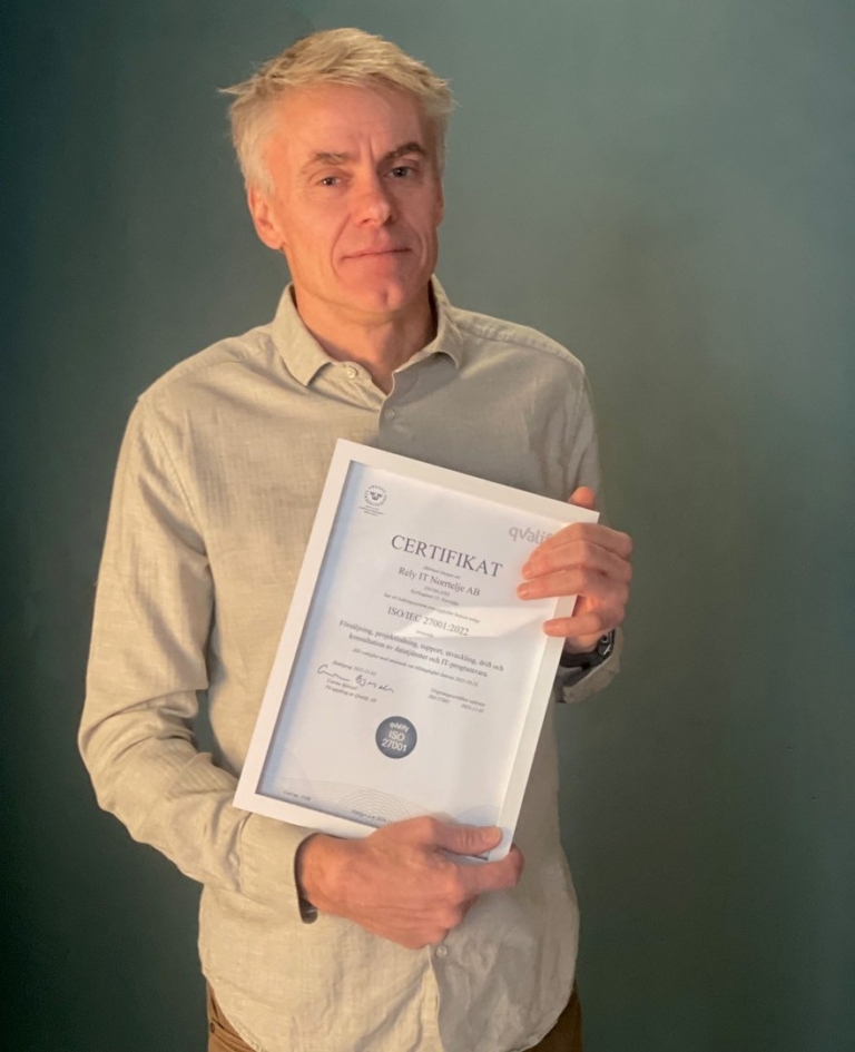 Man med iso 27001-certifikat