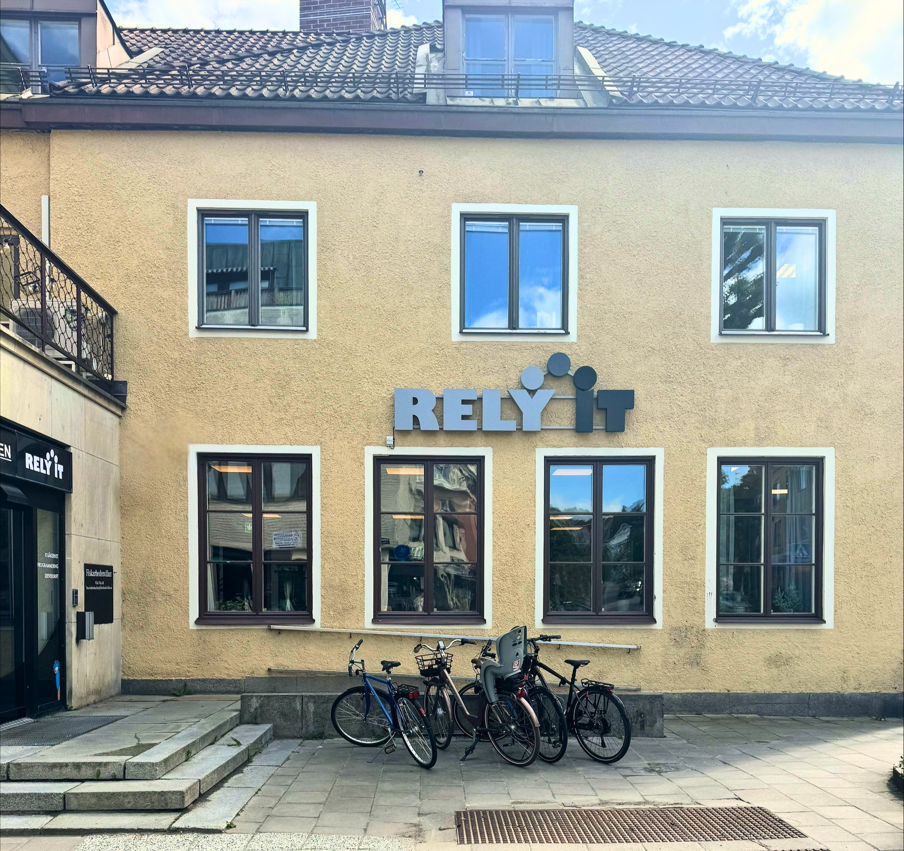 Rely huvudkontor om oss