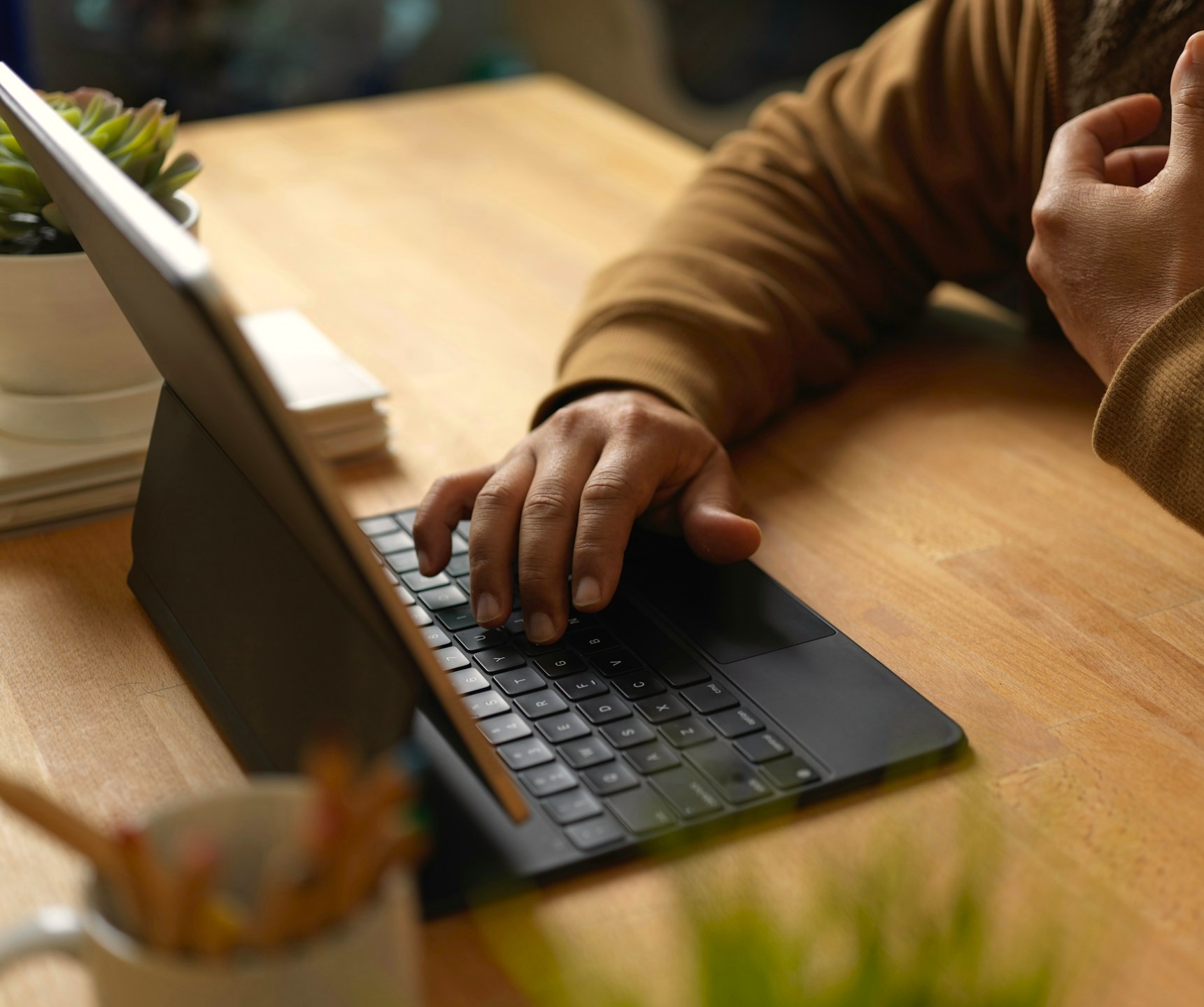 Person jobbar effektivt med hjälp av din digitaliserade arbetsplats